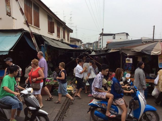 タイで見た「線路上のビックリ市場」