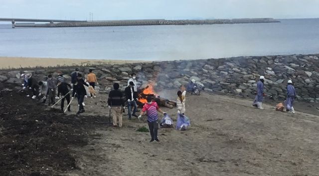 外国人技能実習生長井浜海水浴場清掃ボランティア活動